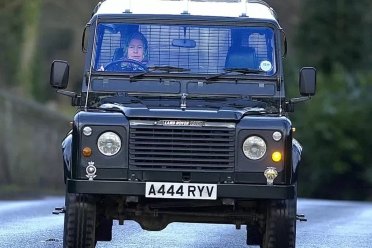 Visą gyvenimą karalienė Elžbieta II mieliau rinkosi vairuoti „Land Rover“ automobilį.<br>www.bbc.com nuotr.