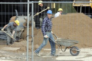 Vyriausybėje – siūlymas 15–16 proc. didinti minimalią algą ir NPD