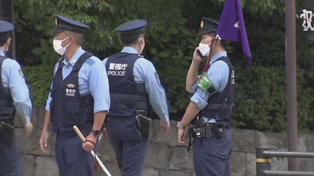 Prie vasarą nužudyto Japonijos premjero biuro sumaištis – pasidegė protestuojantis vyras
