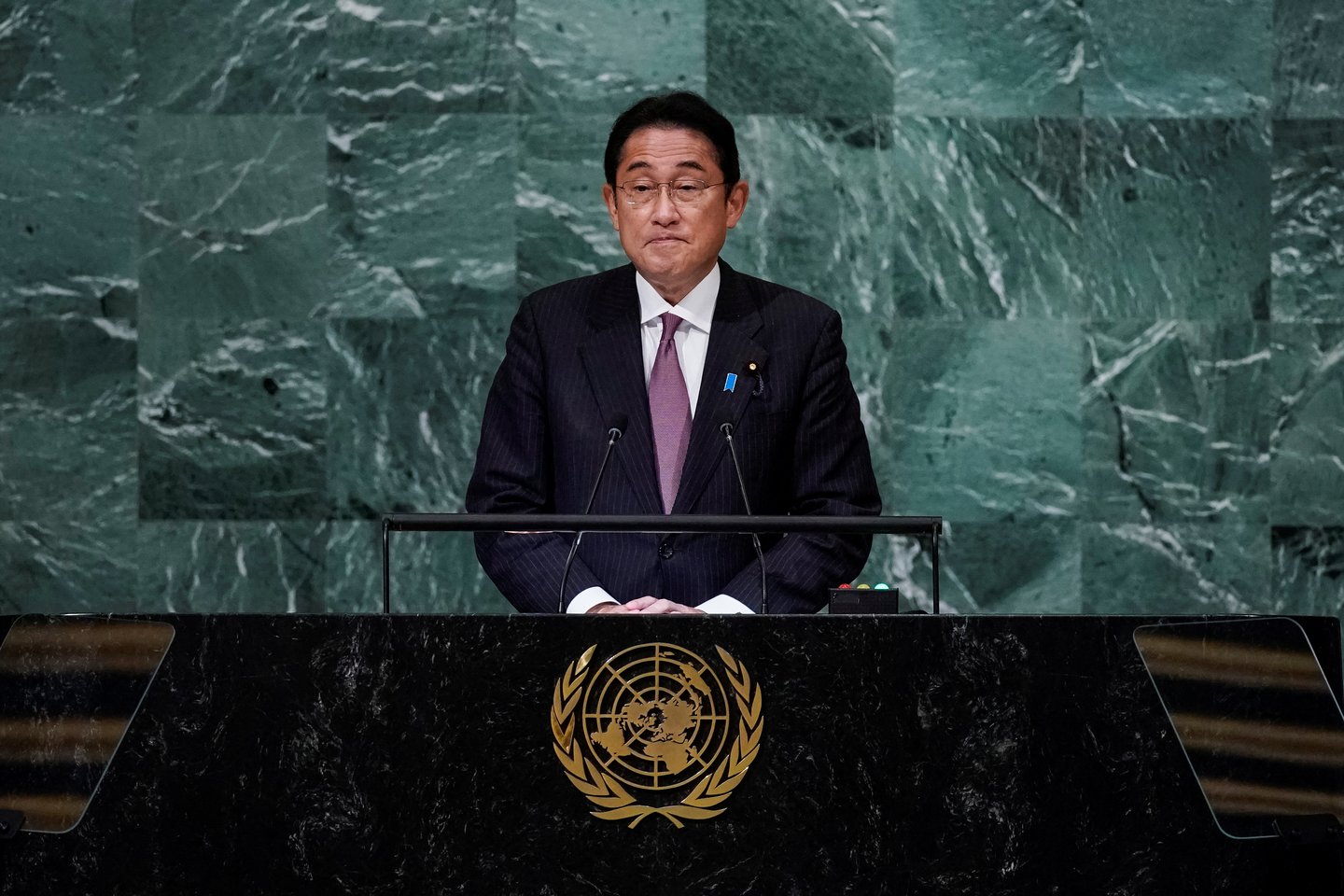 Japonijos ministras pirmininkas Fumio Kishida antradienį išreiškė nusivylimą dėl to, kad Jungtinių Tautų Saugumo Taryba nesugebėjo sureaguoti į Maskvos invaziją į Ukrainą dėl Rusijos turimos veto teisės ir paragino imtis reformų, kurios leistų JT geriau ginti pasaulinę taiką ir tvarką.<br>Reuters/Scanpix nuotr.