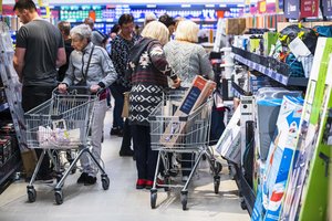 Prognozuoja, kad greitai prasidės žūtbūtinė prekybininkų kova dėl pirkėjų: štai kas vyks su akcijomis
