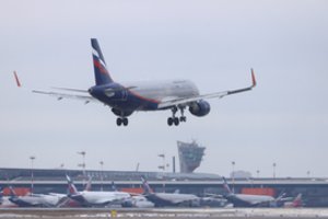 Po Kremliaus paskelbtos dalinės mobilizacijos rusai masiškai perka vienos krypties skrydžių bilietus