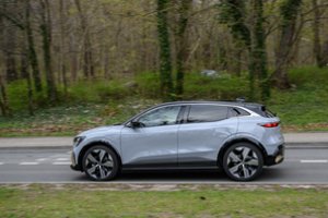 „Renault“ generalinis direktorius Rytų Europoje: masinė elektromobizacija turėtų įvykti po 10 metų