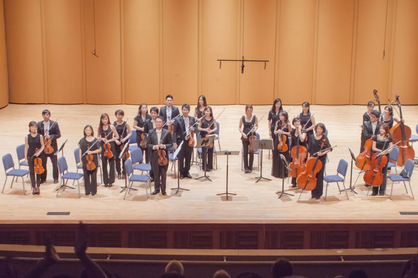 Robertas Chenas ir Taivano nacionalinio simfoninio orkestro styginių grupė.<br>Organizatorių nuotr.