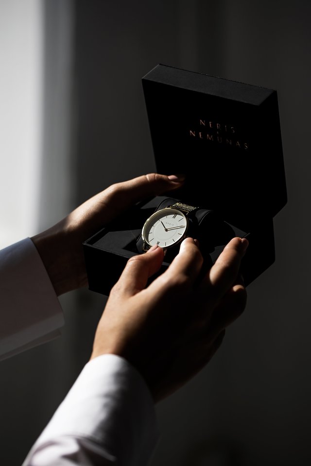 „Neris ir Nemunas“ individualiai graviruoja laikrodžių nugarėles, jų apyrankes.