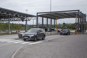 Rusai bando palikti šalį: Suomija patvirtino pranešimus apie pasienyje padidėjusį eismą