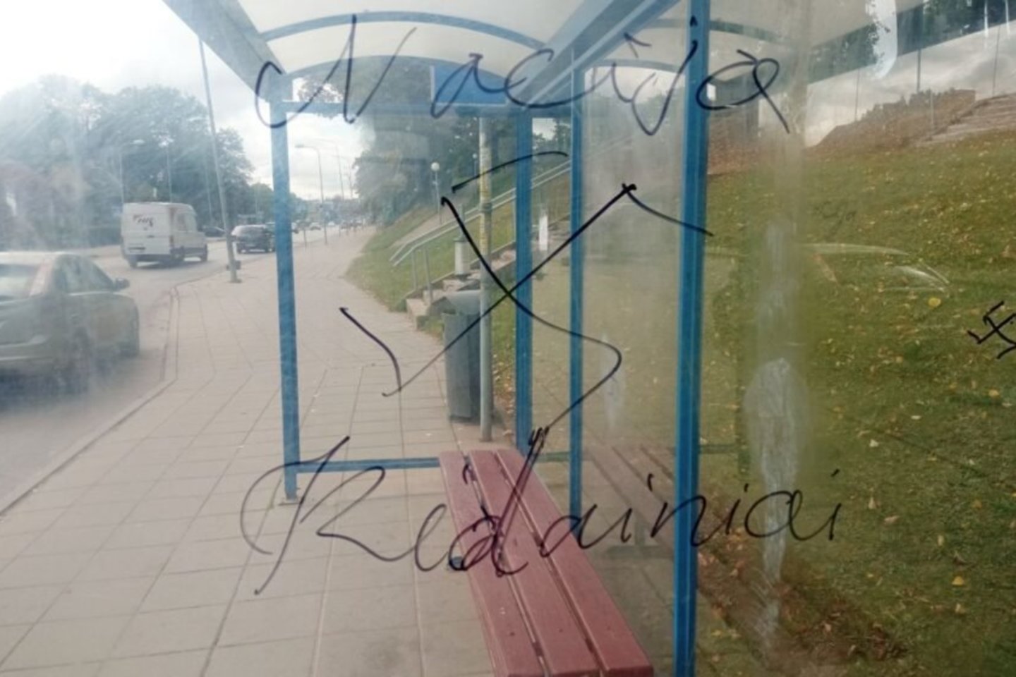  Kėdainiuose autobusų stotelę vandalai išpaišė svastikomis.<br> Naujienų portalas rinkosaikste.lt/D.Kuprijanovo nuotr.