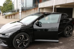 Policija pristatė naują nežymėtą žvėriuką: 70 tūkst. eurų kainavęs elektromobilis išsiskiria įspūdingomis galimybės