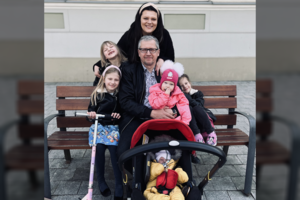 Su pamaldose sutiktu vyru į namus priėmė net recidyvistą: daugiavaikės šeimos istorija stebina