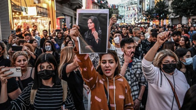 Protestų bangos krečiamo Irano valdžia griebiasi šiaudo: gyventojams užblokavo soc. tinklus, riboja internetą