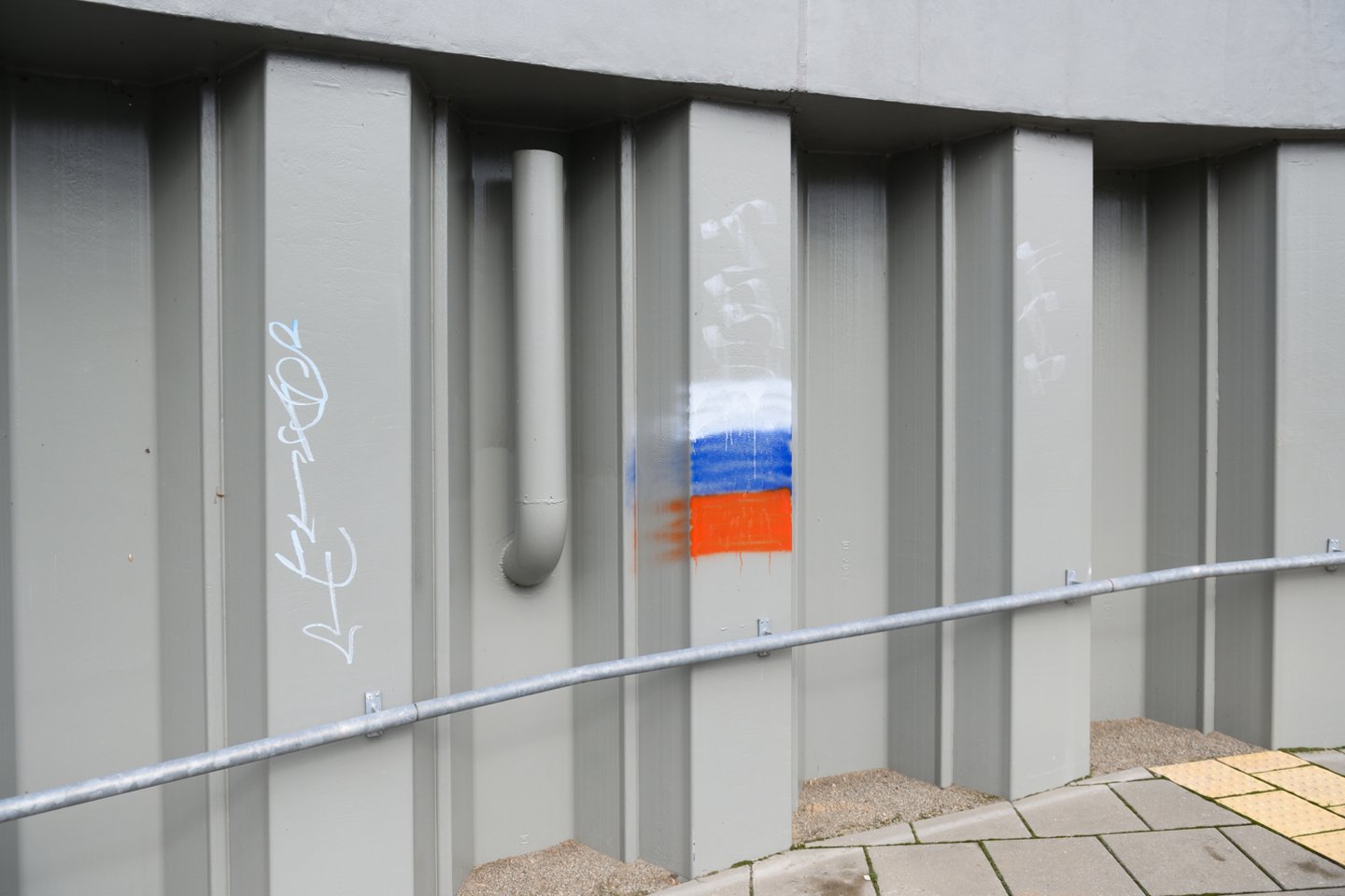 Grigiškes sudrebino vandalų išpuolis: pabudę žmonės išvydo visą Rusijos vėliavomis išterliotą miestą.<br>V.Skaraičio nuotr.