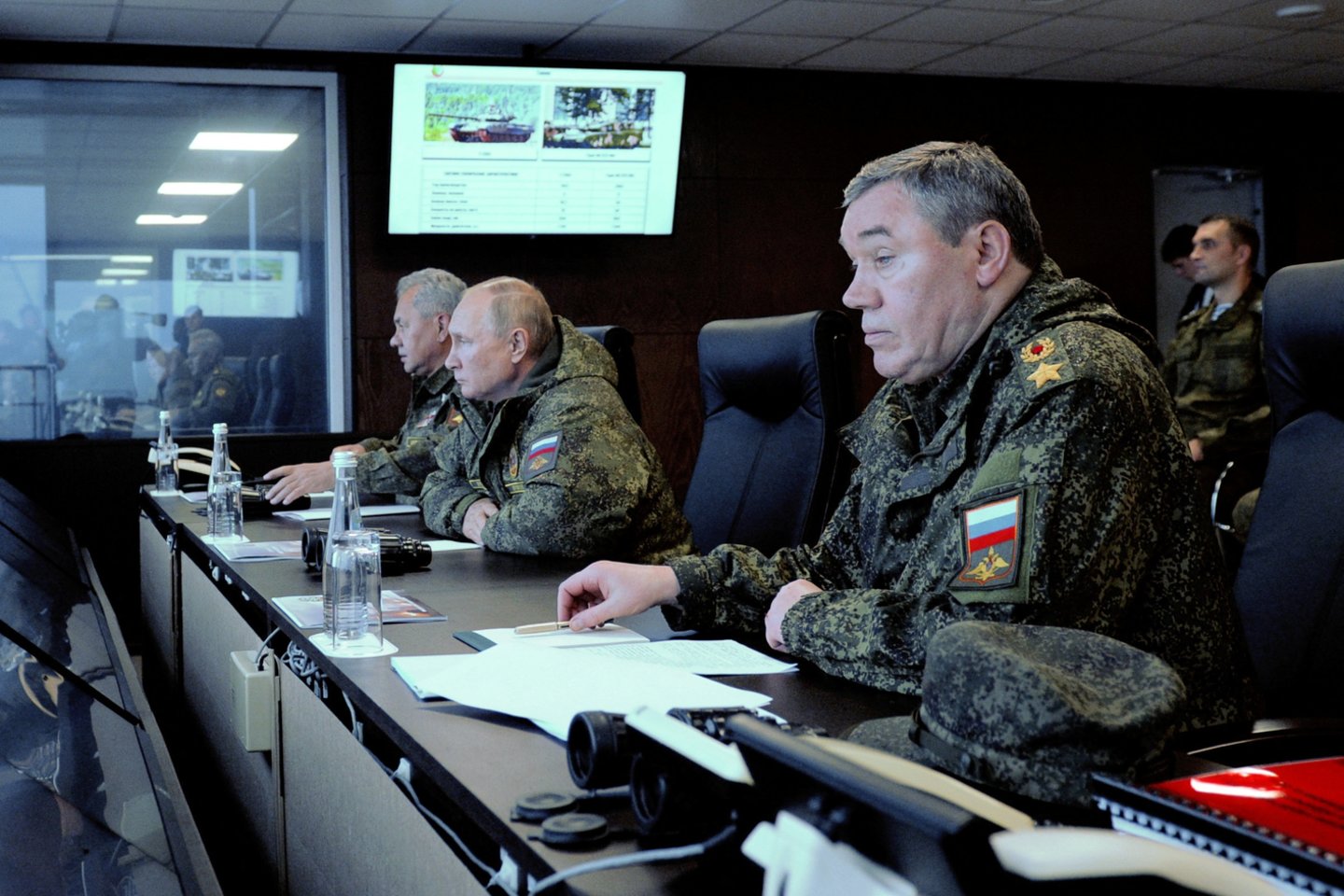Rusijos prezidentas Vladimiras Putinas (viduryje), gynybos ministras Sergejus<br>Reuters/Scanpix nuotr.