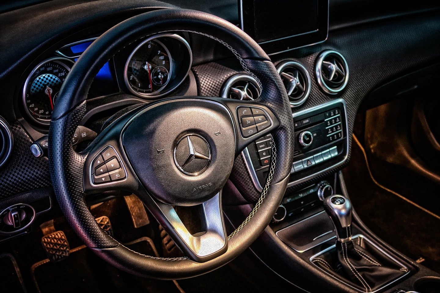 Vokietijos automobilių gamintojas „Mercedes“ ketvirtadienį paskelbė, kad visame pasaulyje atšaukia daugiau kaip 100 tūkst. automobilių.<br>www.pixabay.com nuotr.