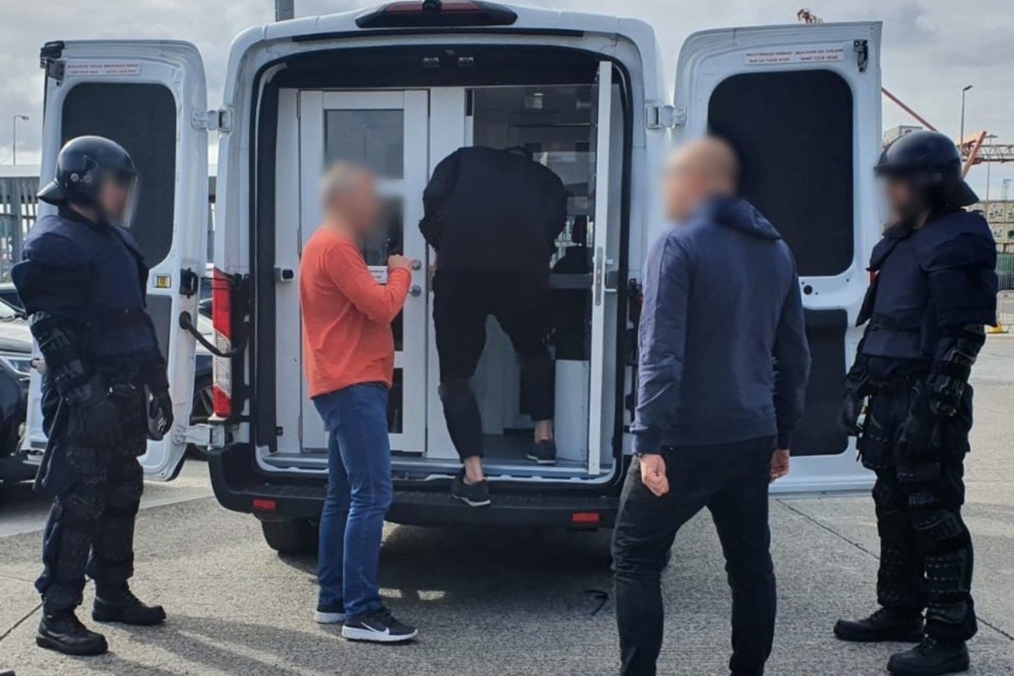  į Lietuvą parvežtas dėl prekybos žmonėmis ir narkotikų ieškotas bėglys.<br> Facebook/An Garda Síochána (Airijos policijos) nuotr.