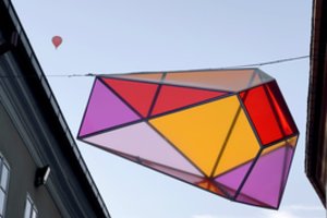 Vilniaus Stiklo kvartalas subūrė bendruomenę: atidaroma stiklo meno paroda „Ieškok obuolio“