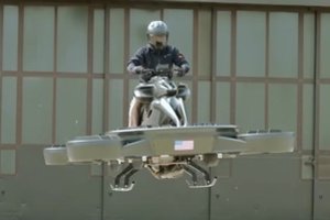 Kaip „Žvaigždžių karai“: pristatytas pirmasis pasaulyje skraidantis dviratis – nufilmuota, kaip su juo galima skirsti