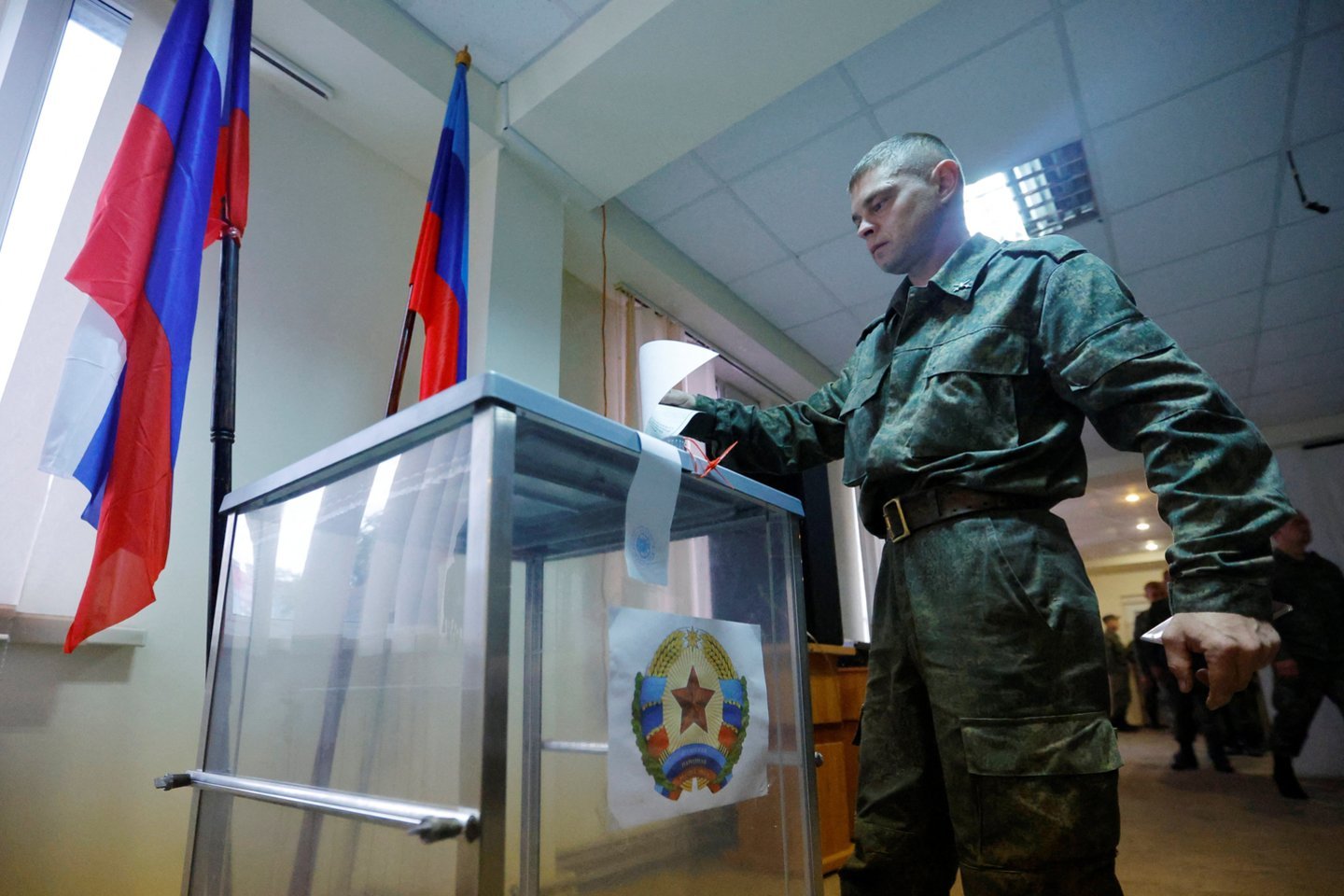 Karas Ukrainoje. Savarankiškai pasiskelbusios Luhansko liaudies respublikos (LLR) karys balsuoja per referendumą dėl LLR prijungimo prie Rusijos.<br>Reuters/Scanpix nuotr.