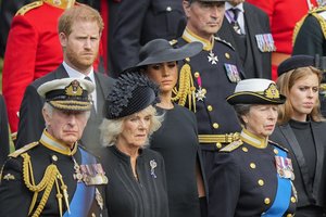 Vos tik mirus karalienei Elžbietai II, Harry stipriai kivirčijosi su Karoliu III dėl M. Markle: atsisakė pietauti, nespėjo į lėktuvą