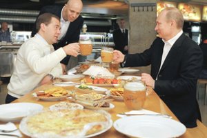 V. Putino kova su alkoholizmu – lyg su vėjo malūnais: Rusijos valdininkų girtavimas nepažabojamas