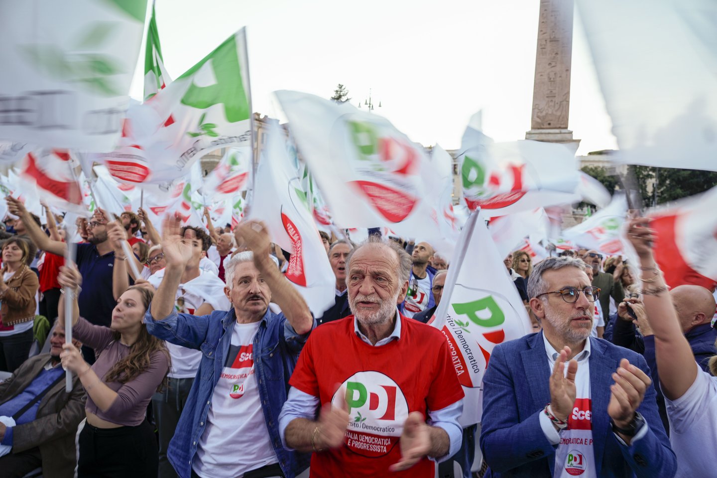 Demokratų partijos rėmėjai dalyvauja paskutiniame partijos renginyje prieš sekmadienį Romoje vyksiančius rinkimus.<br>AP/Scanpix nuotr.