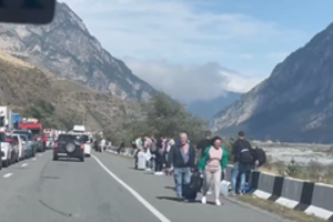 Nuo mobilizacijos rusai bėga kiek tik gali: pasienio punktuose – grūstys, keli tūkstančiai automobilių