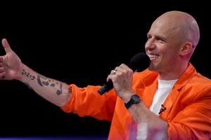 Vidas Bareikis „Kaukėse“ neištvėrė įtampos: eterio metu skambino sužadėtinei Indrei Stonkuvienei