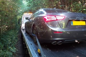 Pavojingos pavogto automobilio gaudynės JK: nuo policijos bėgančių lietuvių nesustabdė nei sprogusios automobilio padangos