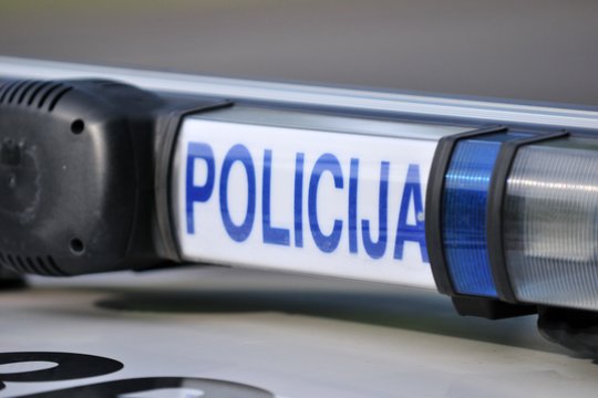 Du kauniečiai ne tik bandė apiplėšti praeivį, bet ir vairuojamame BMW laikė paslėptą pistoletą