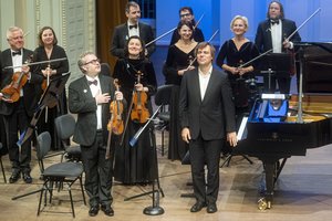 Lietuvos kamerinis orkestras pradėjo sezoną be dirigento: triumfavo pianistas Andrius Žlabys