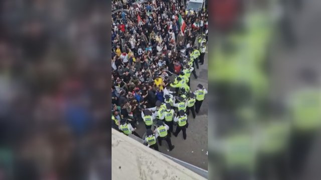 Tęsiasi solidarumo protestai po neramumų Irane – Londone žygiavo šimtai demonstrantų