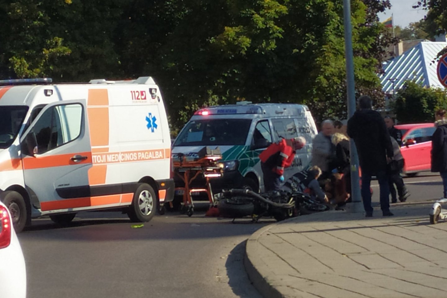  Beteisio vairuotojo BMW Jonavos centre nutrenkė motociklininką.<br> Facebook/Kur mentai stovi?/Gyčio G. nuotr.