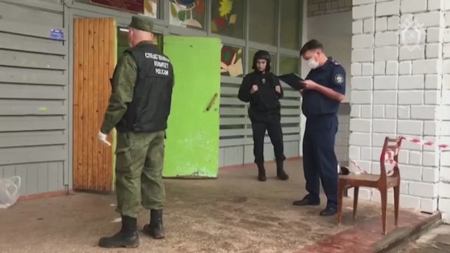 Į Rusijos mokyklą įsiveržęs užpuolikas šaudė nesirinkdamas amžiaus: aukų skaičius siekia 13