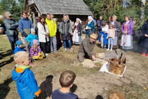 Išskirtinė vieta Dzūkijoje: drevinės bitininkystės bitynas kviečia iš arčiau susipažinti su istoriniu amatu