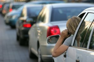 Siūloma aiškiau reglamentuoti, kada vairuotojams draudžiama naudotis mobiliuoju telefonu