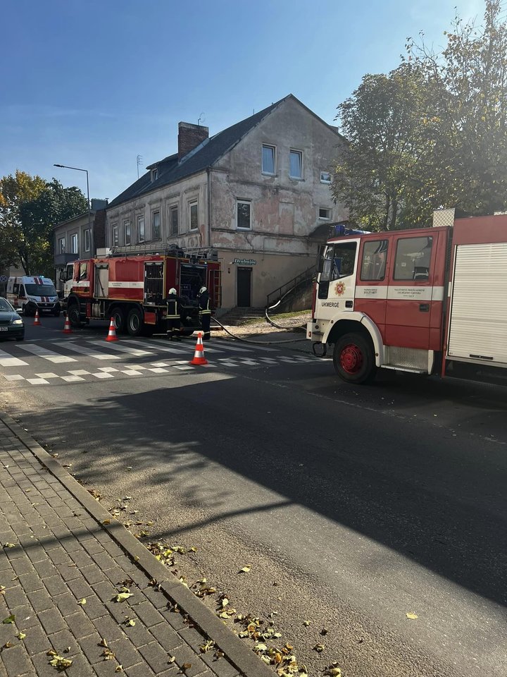  Kilus gaisrui Ukmergės daugiabutyje ugniagesiai išgelbėjo du žmones.<br> Facebook/Ukmergės priešgaisrinė gelbėjimo tarnyba nuotr.