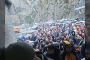 Į Gruziją pabėgę rusai dalijasi karčia patirtimi: kilometrinės spūstys, įžeidinėjimai pasienio punktuose bei ilgos laukimo valandos