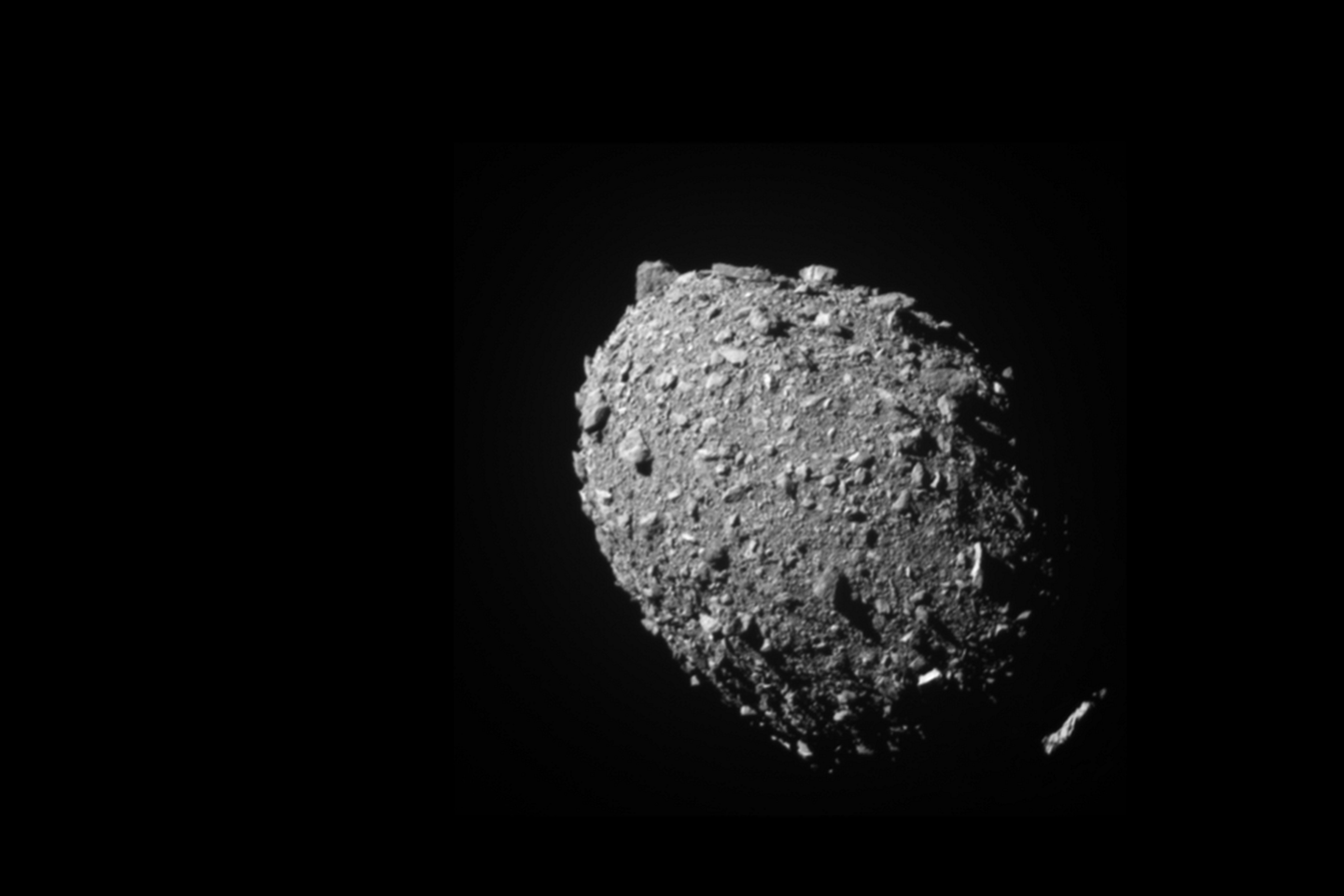  NASA pirmadienį pranešė sėkmingai sudaužiusi savo erdvėlaivį į asteroidą, esantį už 11 mln. km nuo Žemės.<br>  NASA nuotr.