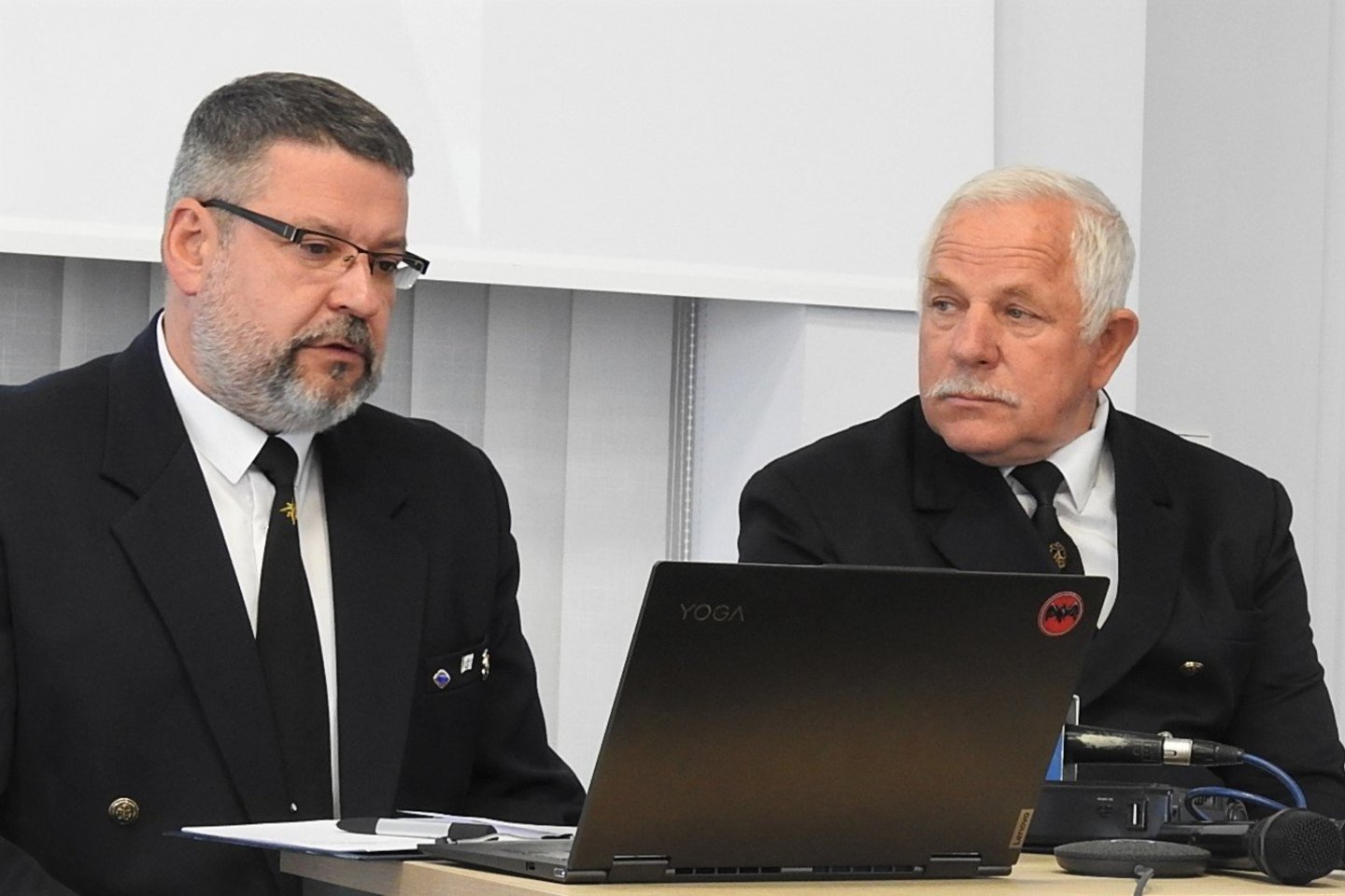 A.Kaupas (kairėje) ir J.Liepuonius nepritaria įstatymų pataisoms, kurios leistų didinti Lietuvos laivuose dirbančių trečiųjų šalių jūrininkų dalį.<br> G.Pilaičio nuotr