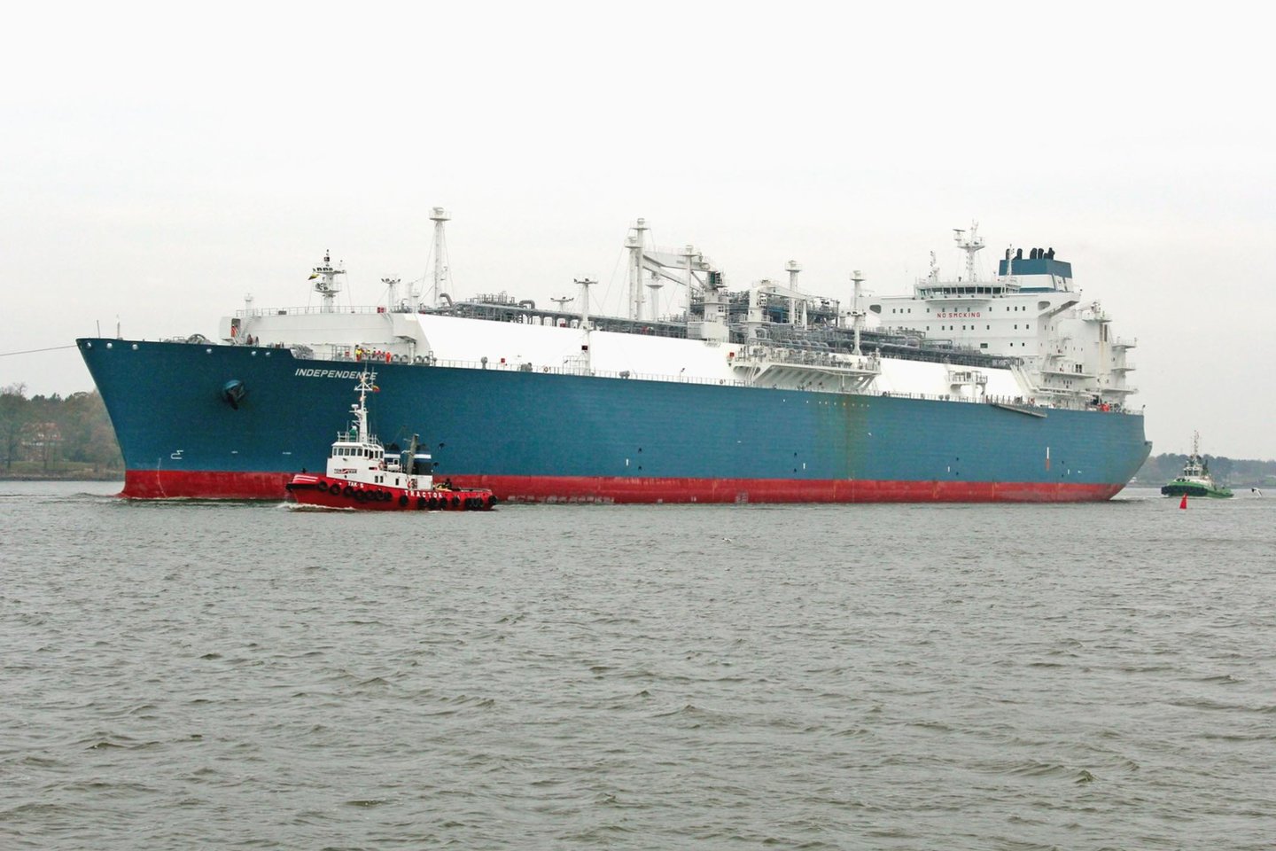 "Klaipėdos nafta" rengiasi išpirkti Singapūre registruotą įmonės "Hoegh LNG " dujų laivą-saugyklą "Independence".<br> G.Pilaičio nuotr
