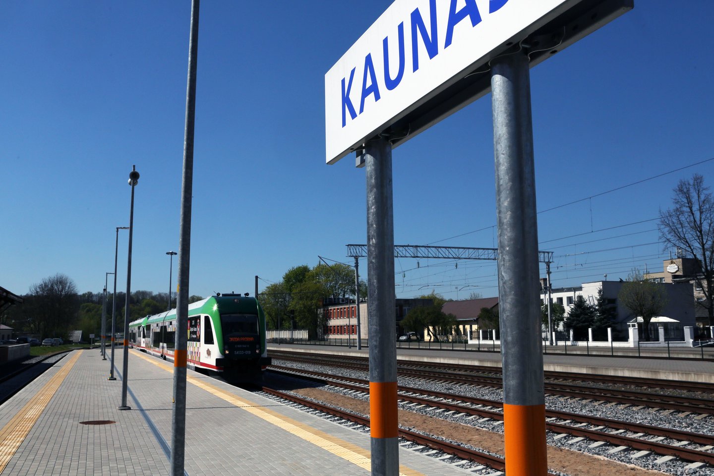 „Lietuvos geležinkelių“ atstovė spaudai Kotryna Dzikaraitė paaiškino, kad sekmadienį dėl infrastruktūros kontaktinio tinklo sutrikimo keliuose geležinkelio ruožuose buvo fiksuoti 26 keleivinių traukinių vėlavimai.<br>M.Patašiaus nuotr.