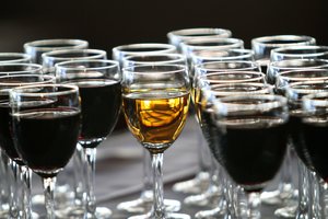 Į Seimą sugrįžta alkoholis: nemato grėsmės, kad parlamentarai girti ims balsuoti