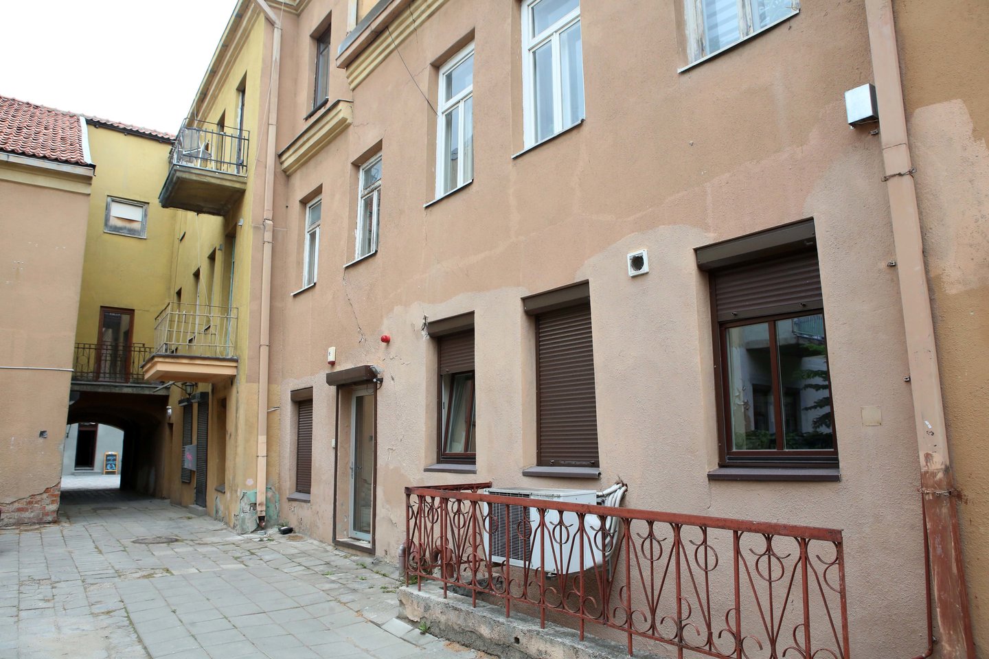 Vilniaus gatvėje esantis pastatas, kuriame įsikūręs ir „Avilio“ restoranas, pakliuvo į apleisto nekilnojamojo turto sąrašą.<br>M.Patašiaus nuotr.
