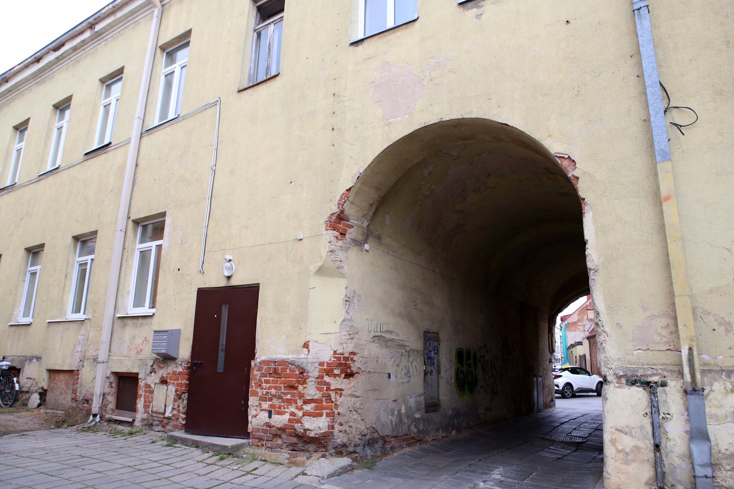 Vilniaus gatvėje esantis pastatas, kuriame įsikūręs ir „Avilio“ restoranas, pakliuvo į apleisto nekilnojamojo turto sąrašą.<br>M.Patašiaus nuotr.