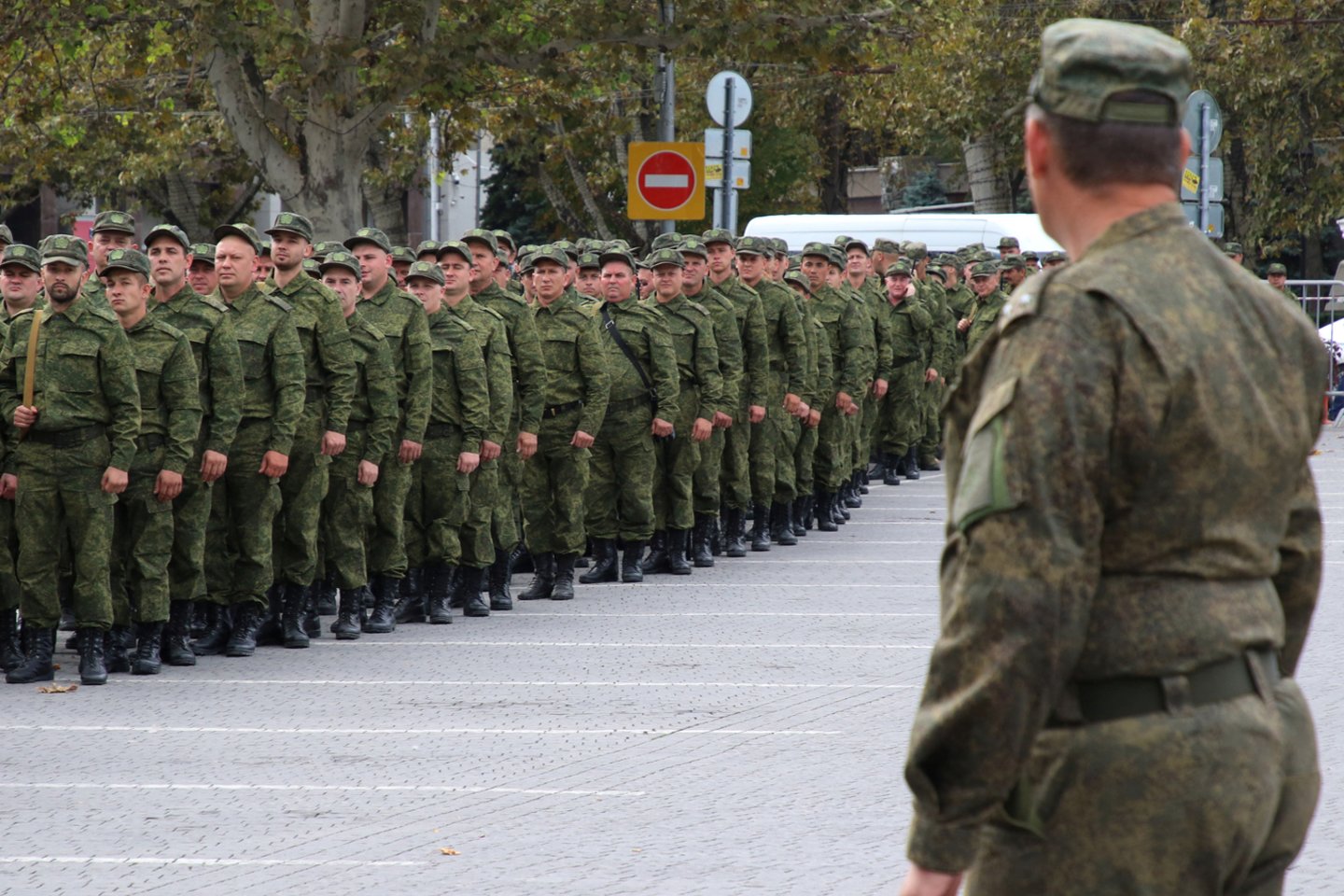 Rusijos rezervistai išvyksta į karines bazes, vykstant karių mobilizacijai, Sevastopolyje.<br>Reuters/Scanpix nuotr.