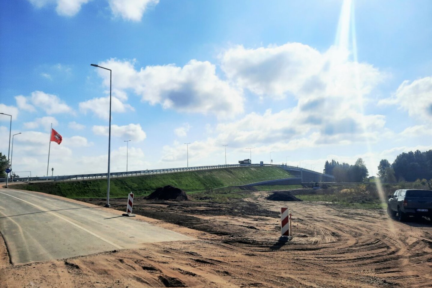 Praeitais metais lapkritį startavę skirtingų lygių geležinkelio kelio ir automobilių kelio sankirtos Kyviškės–Valčiūnai 18+419 km pervažoje rangos darbai eina į pabaigą.<br>www.madeinvilnius.lt nuotr.