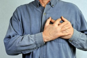 Širdies ritmo sutrikimų galima ir nepajausti: kas rodo, kad vystosi gyvybei pavojinga būklė