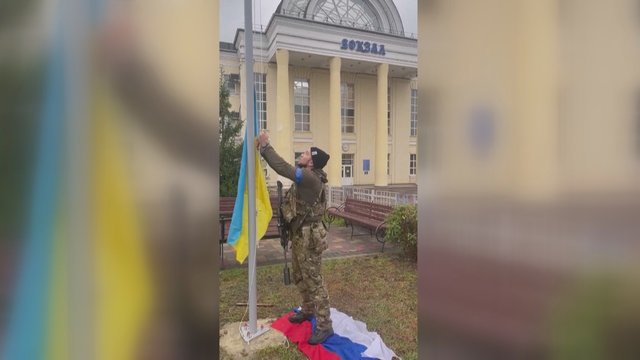 Užfiksuota: atkovotame Ukrainos miestelyje iškeliama valstybinė vėliava
