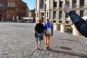 Šluosto dulkes nuo „Keliauk Lietuvoje“ vadovo kėdės – žada ir priedus, ir 3500 eurų algą 