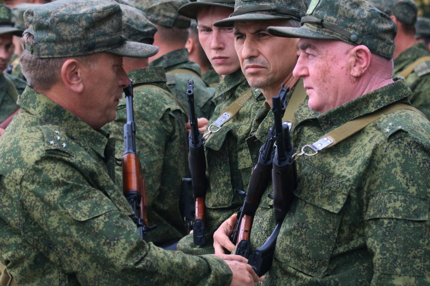 Rusijos rezervistai išvyksta į karines bazes, vykstant karių mobilizacijai, Sevastopolyje.<br>Reuters/Scanpix nuotr.