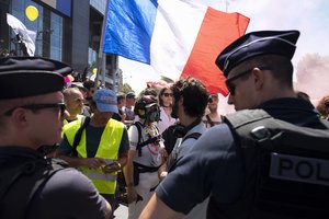 Prancūzai pasipiktinę didelėmis kainomis, E. Macrono pensijų reforma: žada rinktis į protestus